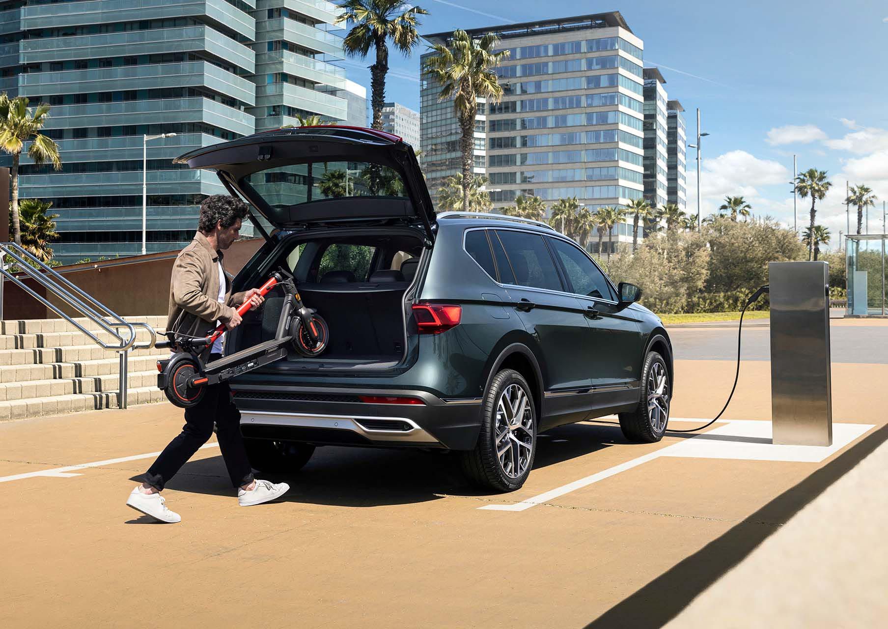 Man putting away a SEAT MÓ 65 inside the new SEAT Tarraco XPERIENCE boot cabin  